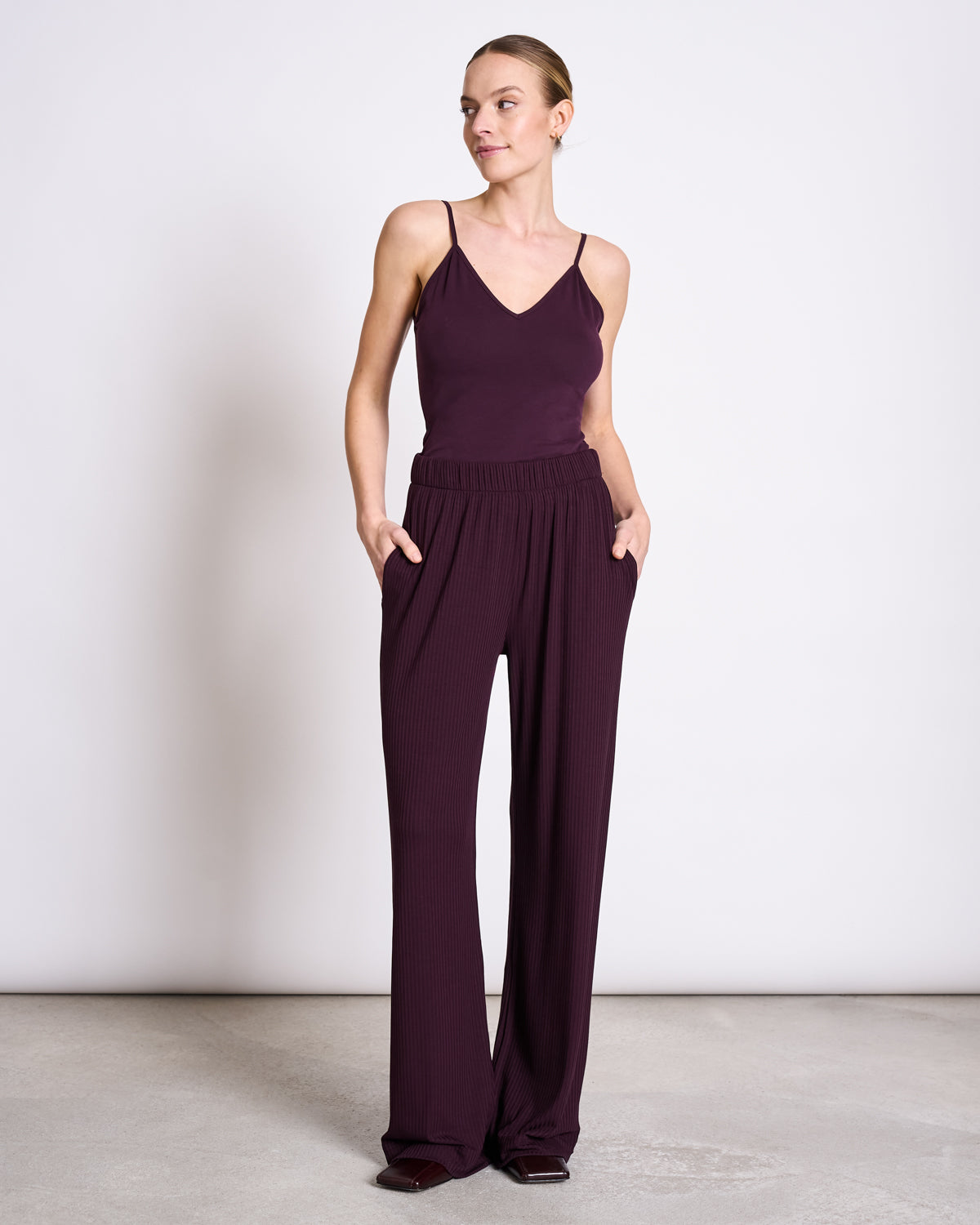 JAN|N JUNE SMILLA Hose, cherry lacquer