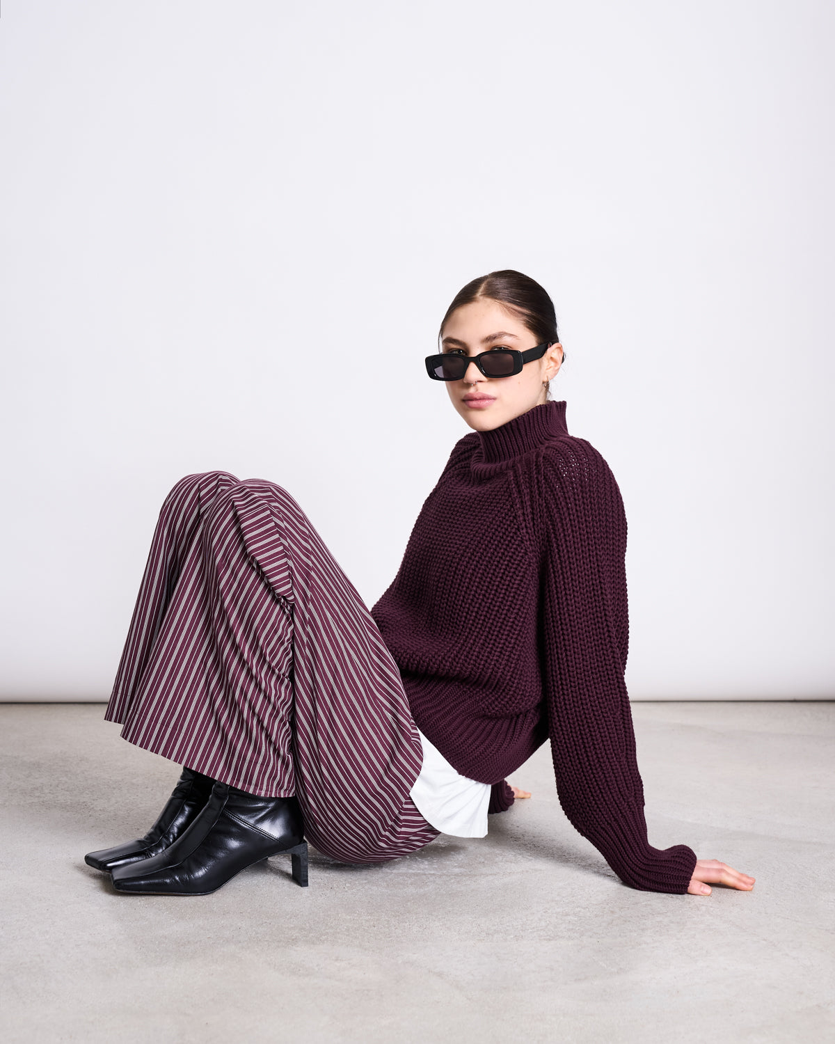 JAN|N JUNE SOBY Hose, cherry lacquer/ white