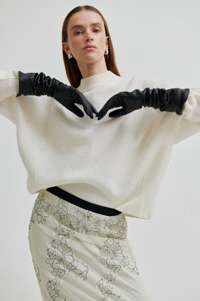 SECOND FEMALE WILA Rock, tofu