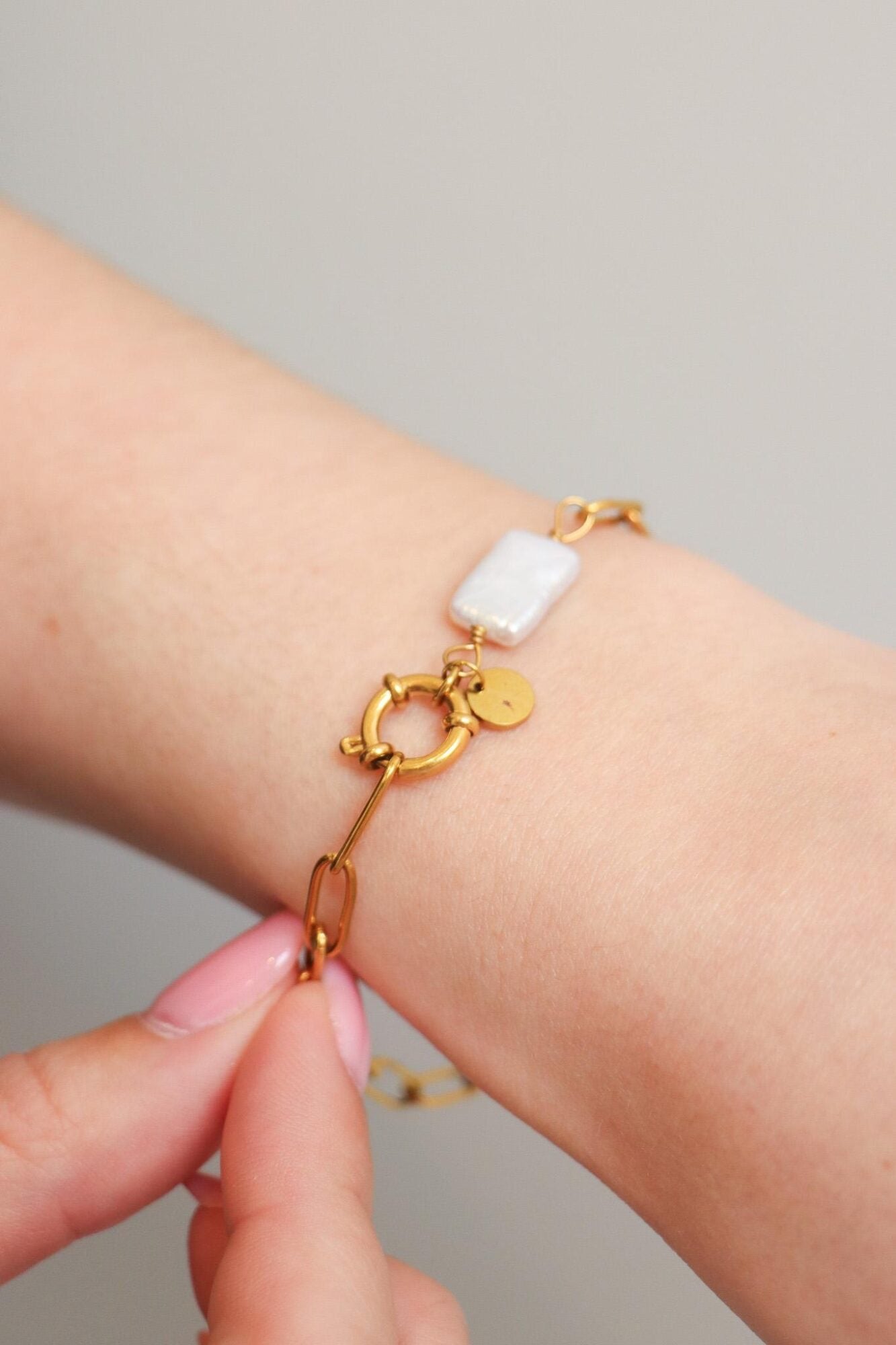 LABEL KIKI HOLD ON BIG PEARL Armband, gold