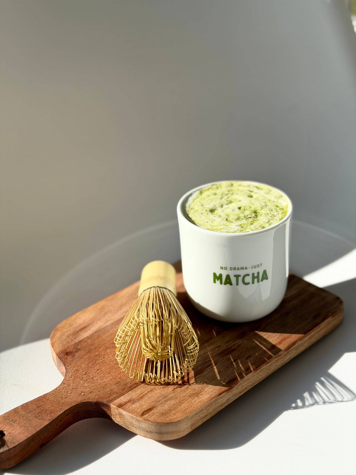 GOLDSCHERBEN MATCHA Becher, weiß