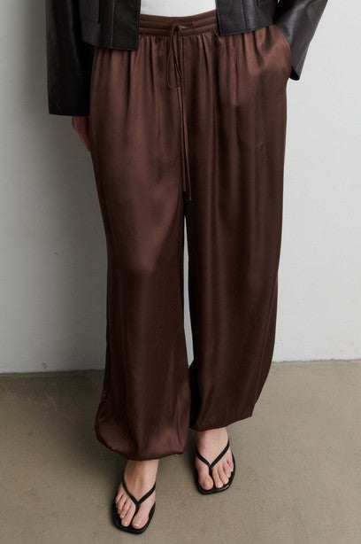 SECOND FEMALE LINELL Hose, carafe
