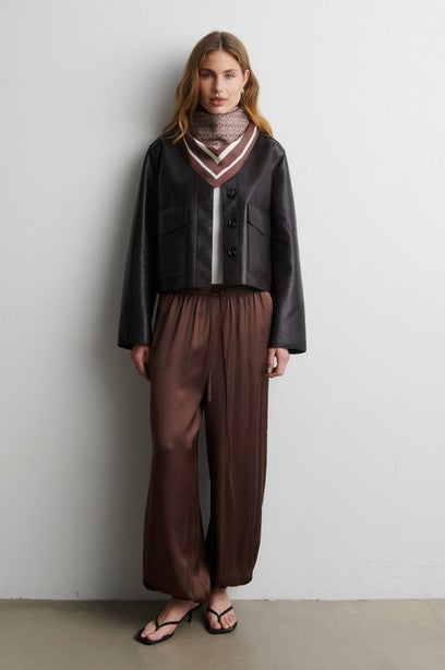 SECOND FEMALE LINELL Hose, carafe
