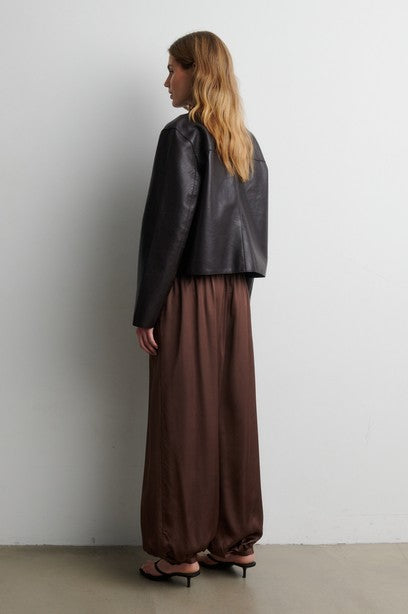 SECOND FEMALE LINELL Hose, carafe