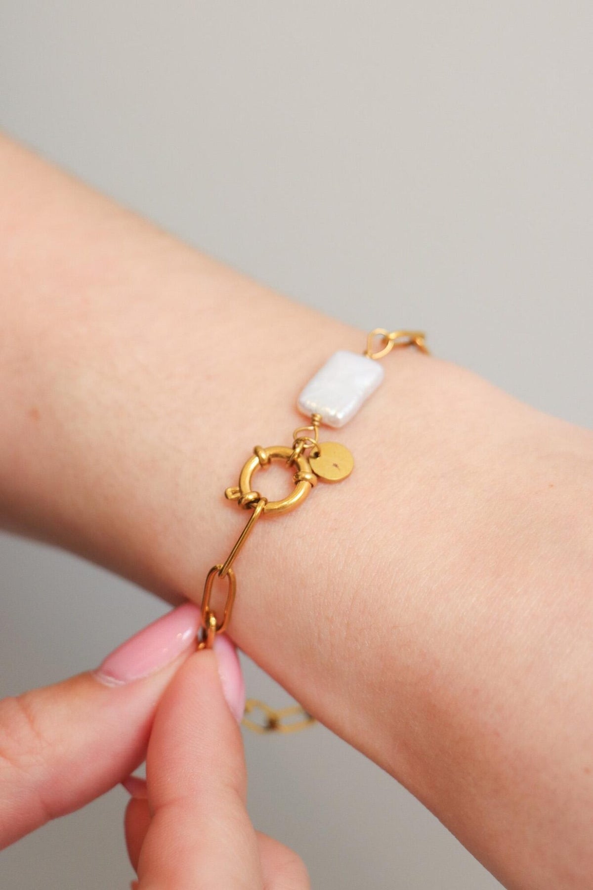 LABEL KIKI HOLD ON BIG PEARL Armband, gold