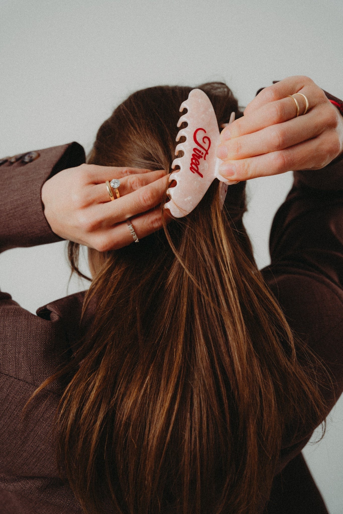 NOT YOUR MOMMY TIRED Hairclip, rosa