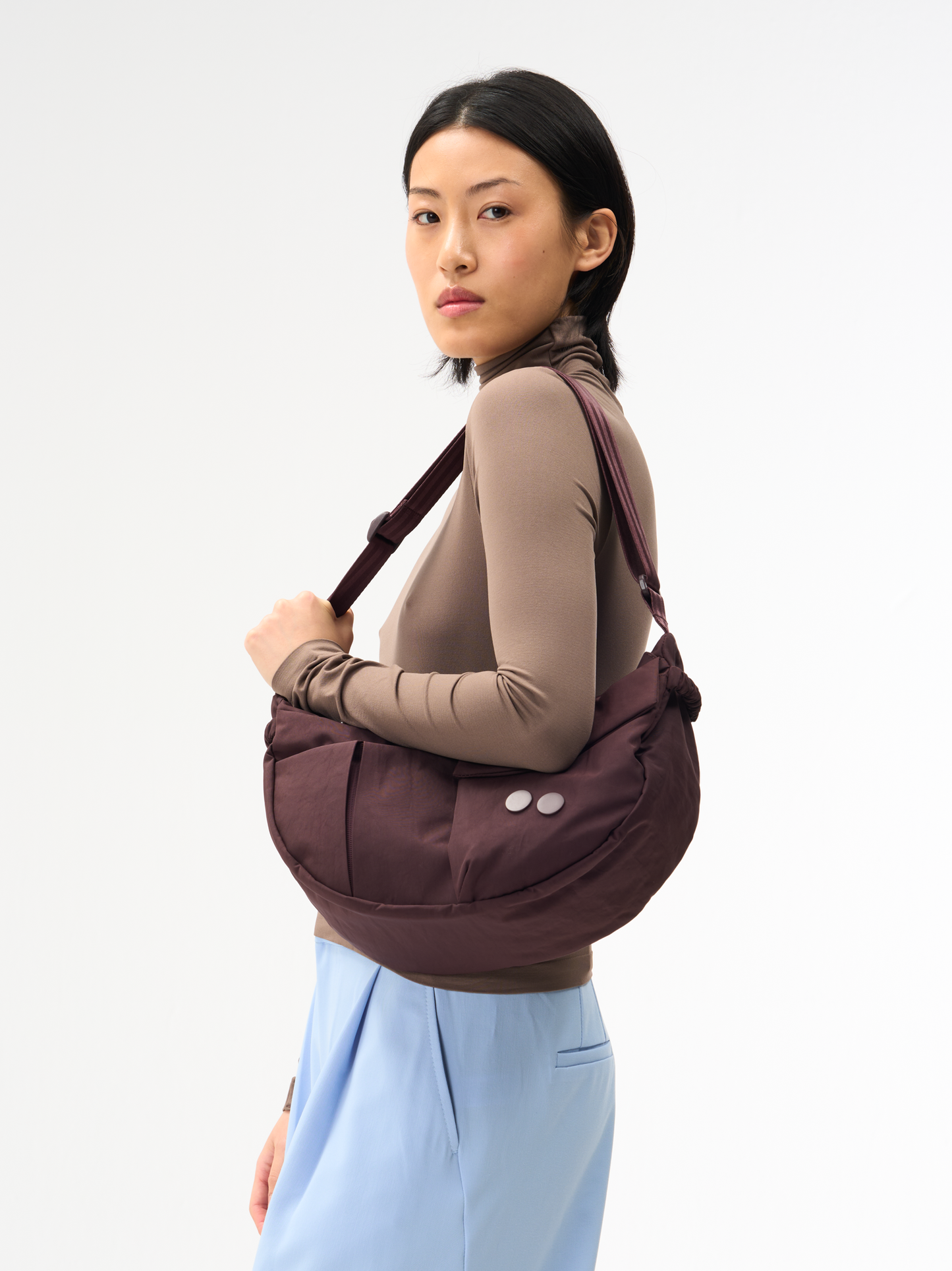 PINQPONQ KRUMM M Crossbodybag, Crinkle mahagoni