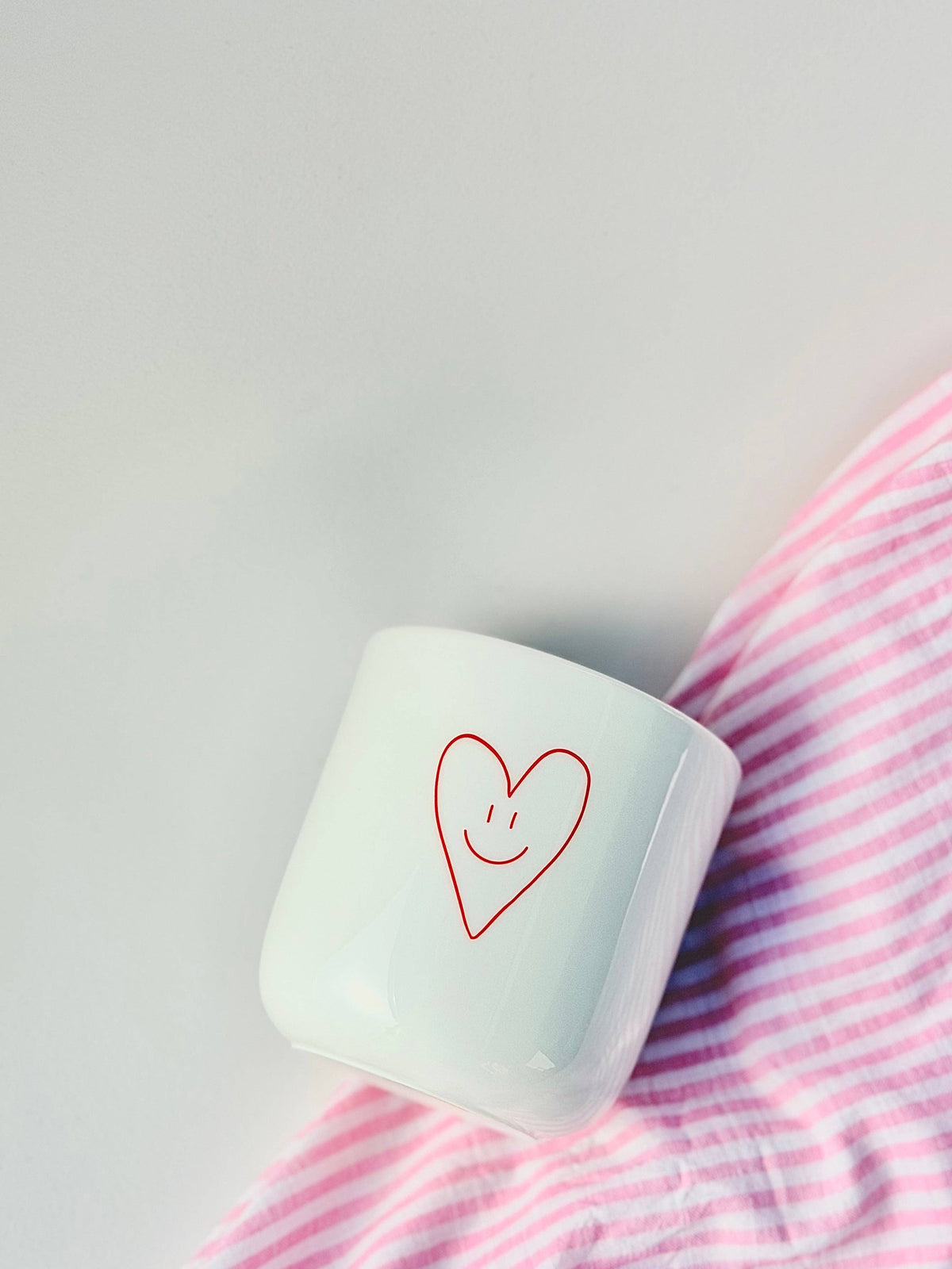GOLDSCHERBEN HEART SMILEY Becher, weiß